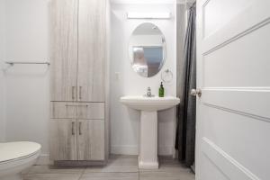 Et badeværelse på Cozy and Spacious Condo Downtown