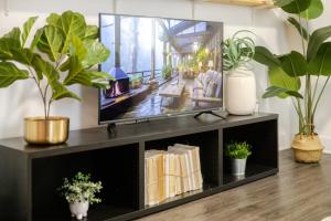 Et tv og/eller underholdning på Cozy and Spacious Condo Downtown