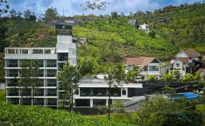 a hotel on the side of a hill at Eagles Glide Resort in Pīrmed