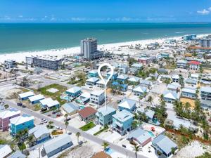 una vista aerea di una città e della spiaggia di 209 Seabreeze Escape- NEW Spacious 5-Bedroom Pool Home home a Fort Myers Beach
