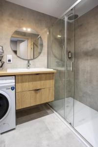 カルパチにあるApartament Premium w sercu Karpacza 10の洗面台と洗濯機を備えたバスルーム