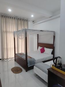 une chambre avec un lit à baldaquin dans l'établissement Ella Thenulya, à Ella