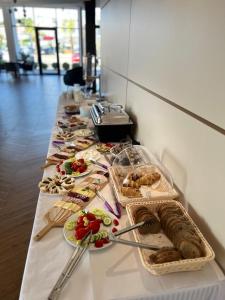 uma longa linha de comida de buffet numa mesa em Hotel Adler em Ulcinj