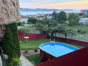 a view of a yard with a swimming pool at Casa las Hiedras in Marín