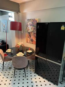 ein Wohnzimmer mit Tisch und Fernseher in der Unterkunft Wiang Ping house in Chiang Mai