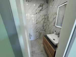 a bathroom with a sink and a mirror at Hilltop Villa in Shetaj