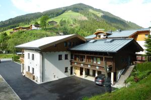 萨尔巴赫Landhaus Zirmhof的一栋建筑，停车场里停着一辆车