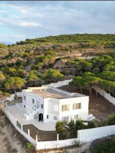 Dar el KoudiaにあるVilla with sea and Mountain View-Bizerteの白屋の空中
