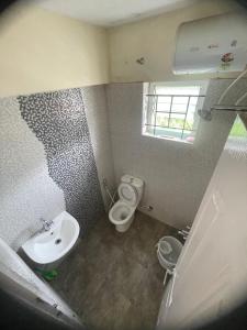 ein kleines Badezimmer mit Toilette und Waschbecken in der Unterkunft Ooty Dream Weaver cottage in Udagamandalam