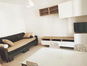a living room with a couch and a table at L'Oasi del relax in Bosa
