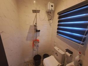 Koupelna v ubytování Oghomwen Lodge and Service Apartment + 38 fotografií