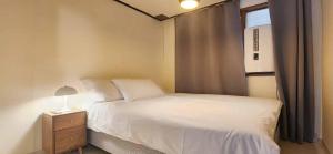 Hongdae Yeondral Park, Z3, 7 minutes from Hongik Univ Station Exit 5, elevator ok客房内的一张或多张床位