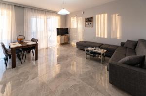 TV a/nebo společenská místnost v ubytování Crete Rethymnon pool and sea view Blue Horizon