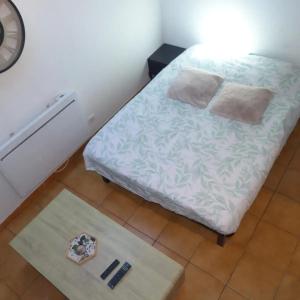 a small bedroom with a bed and a rug at Appartement cosy à Amiens avec jardin in Amiens