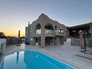 Πισίνα στο ή κοντά στο Helios Apartments Porto Rafti