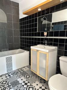 Ένα μπάνιο στο Charmante maison limitrophe Paris