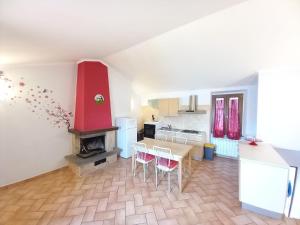 a kitchen with a table and chairs in a room at VANDA VISTA LAGO Alloggio Turistico in Capodimonte