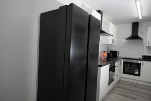 Kuchyň nebo kuchyňský kout v ubytování 6Bed Home in Bolton Ideal for Contractors & Groups