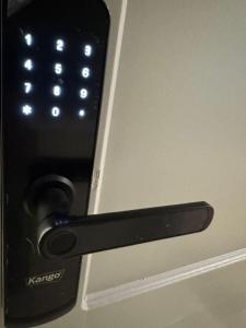 een sluiting van een deurklink op een deur bij ليالي طيبة in Al Madinah +1 foto