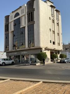 een gebouw met een persoon die ervoor loopt bij ليالي طيبة in Al Madinah