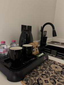een dienblad met twee koffiekopjes op een aanrecht bij ليالي طيبة in Al Madinah