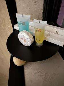 een tafel met twee kopjes erop bij ليالي طيبة in Al Madinah