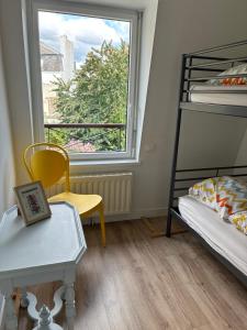 ein Zimmer mit zwei Etagenbetten und einem Fenster in der Unterkunft Maison de centre-ville avec grande terrasse in Concarneau