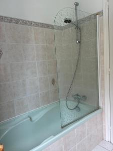 ein Badezimmer mit Dusche mit Glastür in der Unterkunft Maison de centre-ville avec grande terrasse in Concarneau + 27 Fotos