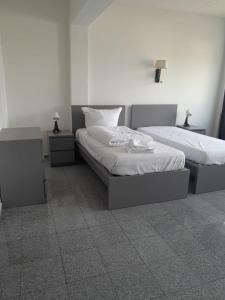 Un dormitorio con dos camas y dos mesitas de noche. en Mehrbett-Apartment 5 Citynah, einfache Ausstattung, en Hamburgo