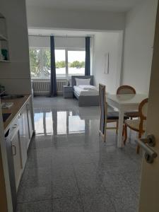 Una cocina y una sala de estar con una mesa y un sofá. en Mehrbett-Apartment 5 Citynah, einfache Ausstattung, en Hamburgo