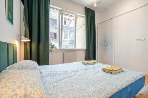 une chambre avec un lit avec deux serviettes dessus dans l'établissement Bright & Central 2BR in Historic Heart of Sofia, à Sofia