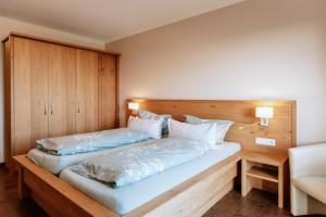 a bedroom with two beds and a wooden headboard at Die Triniushütte "Thüringens schönste Aussicht" in Rauenstein