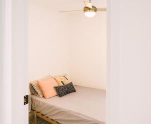 Zimmer mit einem Bett mit zwei Kissen darauf in der Unterkunft Apartamento de Toni Playa Bellresguard in Bellreguart