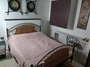 a bedroom with a bed and a table in it at Casa dalle valli del castello in Ioppolo Giancaxio