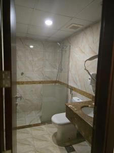 メッカにあるManazel Al Ain Ajyad Hotelのシャワー、トイレ、洗面台を備えたバスルーム