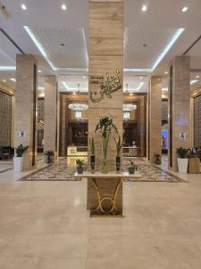 メッカにあるManazel Al Ain Ajyad Hotelの建物中央のロビー +29枚の写真
