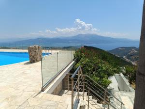 ナフパクトスにあるIL Paradiso Vacation Rentalsの海が見えるプールに続く階段