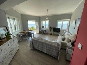 a living room with a couch and a table at APARTAMENTO PRIMERA LINEA PLAYA in San Pedro del Pinatar