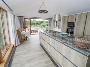 Η κουζίνα ή μικρή κουζίνα στο Owl Barn +37 φωτογραφίες