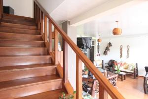 Una escalera en una casa con sala de estar en Hotel Arenal By Regina, en Fortuna