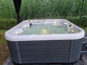 Ảnh trong thư viện ảnh của Vrijstaande woning met grote zonnige tuin va augustus 2025 met jacuzzi ở Ewijk