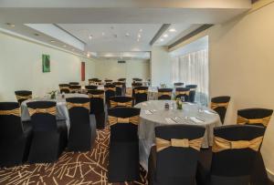 バンガロールにあるVivanta Bengaluru, Whitefieldのテーブルと椅子が置かれた会議室 +68枚の写真