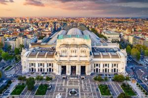 eine Luftaufnahme eines Gebäudes in einer Stadt in der Unterkunft Casa Celeste b&b Navigli in Mailand