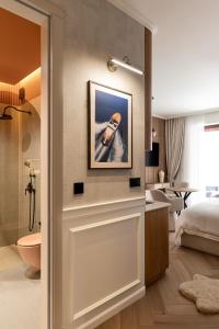 a hotel room with a bed and a bathroom at Chmielna 2025 Premium Apartment Wyspa Spichrzów in Gdańsk