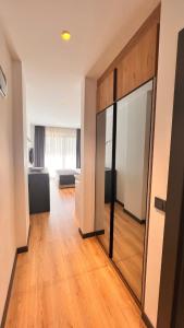 TV a/nebo společenská místnost v ubytování Single Room One Bed Suit + 20 fotografií