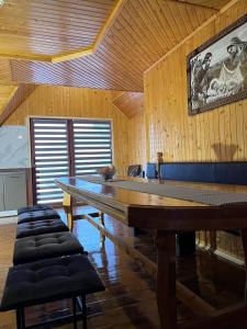 Затишок Карпат的用餐室配有乒乓球桌和椅子