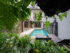 een zwembad in de achtertuin van een huis bij Kakul Villas & Suites Ubud in Ubud