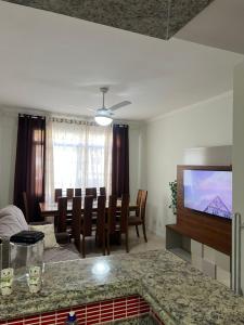 TV a/nebo společenská místnost v ubytování Apartamento Praia das Dunas Cabo Frio