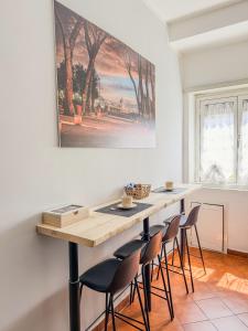 una sala da pranzo con tavolo e sedie in legno di NEW! Vatican Domizia Apartment a Roma Altre 4 foto