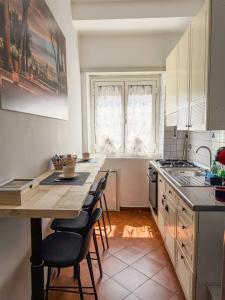 una cucina con tavolo e alcune sedie di NEW! Vatican Domizia Apartment a Roma